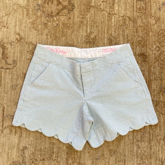 Lilly Pulitzer Pants - Lilly Pulitzer seersucker light blue scalloped edge shorts size 00.